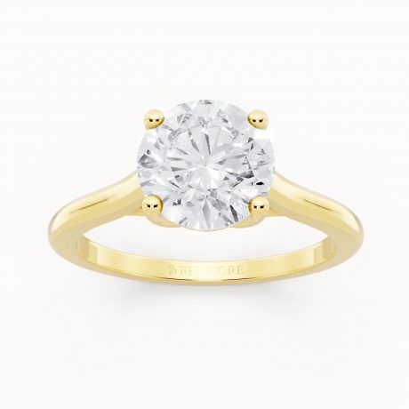 Brilliant round cut center diamond in classic prongs- Yellow Gold